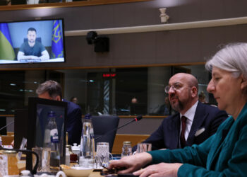 Il presidente del Consiglio europeo, Charles Michel, discute con il presidente ucraino Volodimyr Zelensky, collegato in video. [Bruxelles, 17 aprile 2024. Foto: European Council]