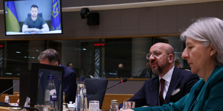 Il presidente del Consiglio europeo, Charles Michel, discute con il presidente ucraino Volodimyr Zelensky, collegato in video. [Bruxelles, 17 aprile 2024. Foto: European Council]