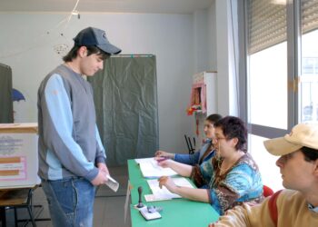 Un giovani al seggio elettorale [foto: imagoeconomica]