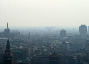 A blanket of smog covers Milan's skyline with the Duomo (L) and the Velasca tower (R) on February 21, 2024 in Milan. Gas-guzzling cars were banned from roads Tuesday in Milan and eight other cities across Lombardy after the northern Italian industrial region registered high levels of particle pollution dangerous for health. (Photo by GABRIEL BOUYS / AFP)