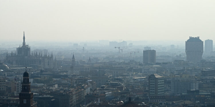 A blanket of smog covers Milan's skyline with the Duomo (L) and the Velasca tower (R) on February 21, 2024 in Milan. Gas-guzzling cars were banned from roads Tuesday in Milan and eight other cities across Lombardy after the northern Italian industrial region registered high levels of particle pollution dangerous for health. (Photo by GABRIEL BOUYS / AFP)