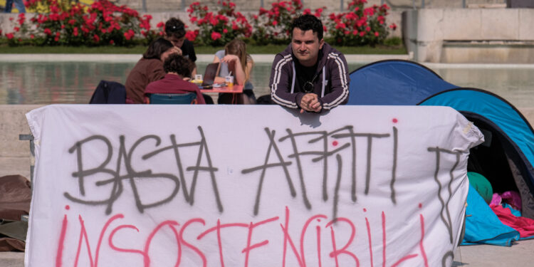 Studenti universitari protestano contro il caro-affitti alla Sapienza di Roma [foto: imagoeconomica]