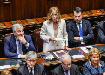 Giorgia Meloni tra Antonio Tajani (sx) e Matteo Salvini (dx) durante il suo discorso alla Camera del 26 giugno 2024. (Imagoeconomica)