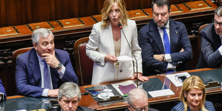 Giorgia Meloni tra Antonio Tajani (sx) e Matteo Salvini (dx) durante il suo discorso alla Camera del 26 giugno 2024. (Imagoeconomica)