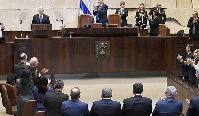 Vice President of the United States Mike Pence visits the Knesset and delivers remarks in front of a special parliamentary session, Jerusalem January 22, 2018. [foto: Wikimedia Commons]





 Vice President of the United States Mike Pence visits the Knesset and delivers remarks in front of a special parliamentary session, Jerusalem January 22, 2018.