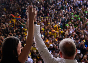 (FILES) Venezuelan presidential candidate Edmundo Gonzalez (R) and Venezuelan opposition leader Maria Corina Machado greet students during a campaign rally at the Central University of Venezuela in Caracas on July 14, 2024 (Photo by Gabriela Oraa / AFP)