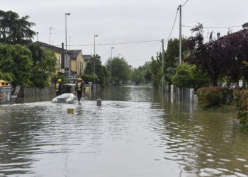 Inondazioni alluvione in Emilia Romagna acqua fango allagamenti pulizie inondazione [foto: imagoeconomica]