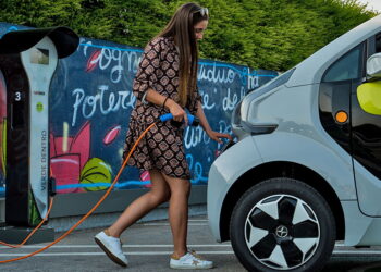 Un'auto elettrica. Contro quella cinese l'Ue definisce i dazi, pronti a diventare definitivi [foto: imagoeconomica]