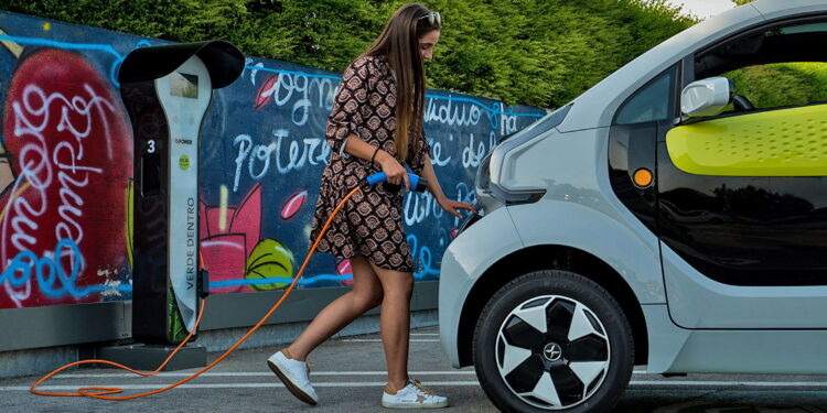 Un'auto elettrica. Contro quella cinese l'Ue definisce i dazi, pronti a diventare definitivi [foto: imagoeconomica]