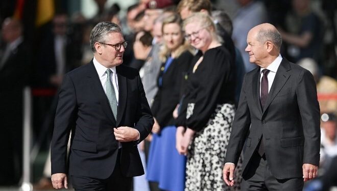 Starmer (sx) e Scholz oggi a Berlino (Foto RALF HIRSCHBERGER / AFP)