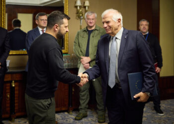 L'Alto rappresentante dell'Ue per la politica estera, Josep Borrell (destra) incontra il presidente ucraino, Volodymyr Zelensky, a Kiev il 2 ottobre 2023 (foto Imagoeconomica)