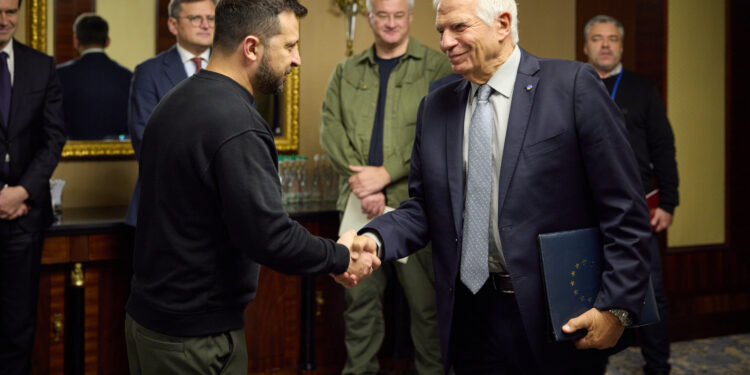 L'Alto rappresentante dell'Ue per la politica estera, Josep Borrell (destra) incontra il presidente ucraino, Volodymyr Zelensky, a Kiev il 2 ottobre 2023 (foto Imagoeconomica)