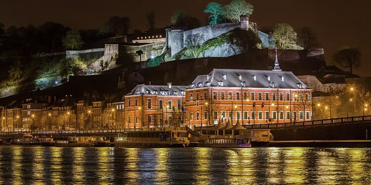 Il parlamento di Namur e la cittadella [foto: Wikimedia Commons]