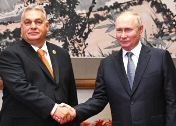 Il premier ungherese Viktor Orbán incontra il presidente russo Vladimir Putin a Pechino, il 17 ottobre 2023 (foto Imagoeconomica via Cremlino)