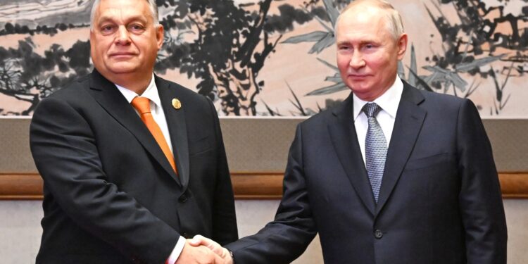 Il premier ungherese Viktor Orbán incontra il presidente russo Vladimir Putin a Pechino, il 17 ottobre 2023 (foto Imagoeconomica via Cremlino)