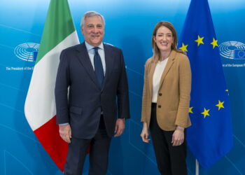 Il vicepremier e ministro degli Esteri italiani, Antonio Tajani, con la presidente del Parlamento europeo, Roberta Metsola (foto: Imagoeconomica via Parlamento Europeo)