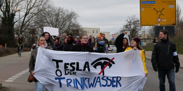 Un corteo di manifestanti contro lo stabilimento berlinese di Tesla, 22 febbraio 2020 (foto Leonhard Lenz via Wikimedia Commons)