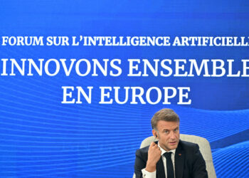 Emmanuel Macron in Serbia durante lo Youth and Artificial Intelligence Forum - Foto: Oliver Bunic, AFP