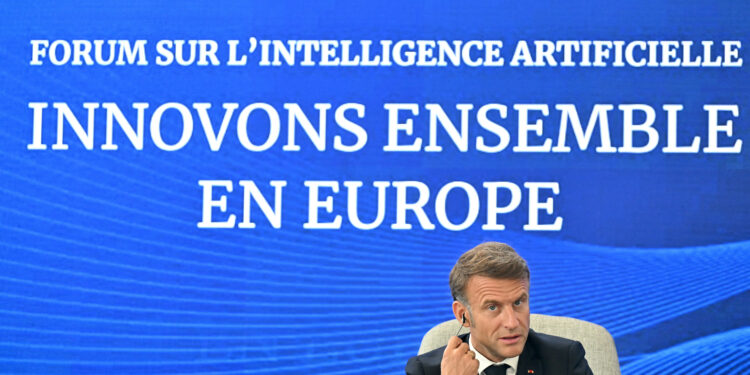 Emmanuel Macron in Serbia durante lo Youth and Artificial Intelligence Forum - Foto: Oliver Bunic, AFP