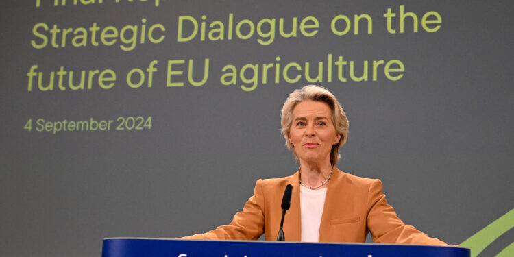 La presidente della Commissione europea Ursula von der Leyen alla conferenza stampa sul futuro dell'agricoltura europea. Foto: Nicolas Tucat/ AFP