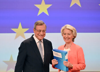 Mario Draghi e Ursula von der Leyen al termine della conferenza stampa sul futuro della competitività europea, presso la sede della Commissione a Bruxelles. 9 settembre 2024. (Foto di Nicolas TUCAT / AFP)