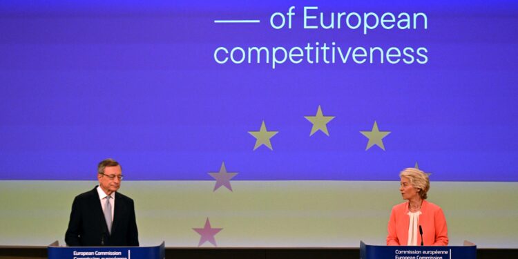 Mario Draghi e Ursula von der Leyen durante la conferenza stampa sul futuro della competitività europea, presso la sede della Commissione a Bruxelles. 9 settembre 2024. (Foto di Nicolas TUCAT / AFP)