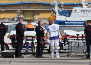 Le operazioni di recurpero dei corpi a Boulogne-sur-mer (Photo by Denis Charlet / AFP)