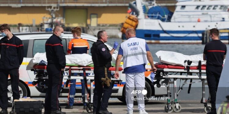 Le operazioni di recurpero dei corpi a Boulogne-sur-mer (Photo by Denis Charlet / AFP)