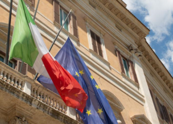 Le bandire sull'entrata di Montecitorio (Foto: sito della Camera dei Deputati)