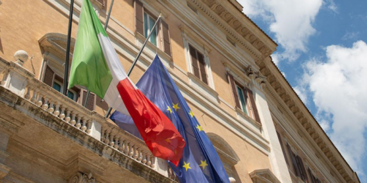 Le bandire sull'entrata di Montecitorio (Foto: sito della Camera dei Deputati)