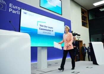 Ursula von der Leyen si avvicina al podio della conferenza stampa a Strasburgo per presentare la nuova Commissione europea (Foto: Commissione europea)