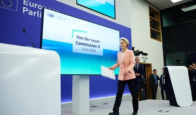 Ursula von der Leyen si avvicina al podio della conferenza stampa a Strasburgo per presentare la nuova Commissione europea (Foto: Commissione europea)