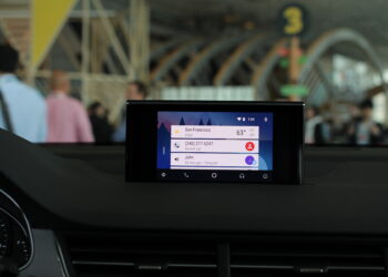 Uno schermo integrato di un'automobile con Android auto (foto: Maurizio Pesce via Wikimedia Commons)