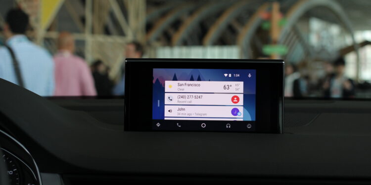 Uno schermo integrato di un'automobile con Android auto (foto: Maurizio Pesce via Wikimedia Commons)