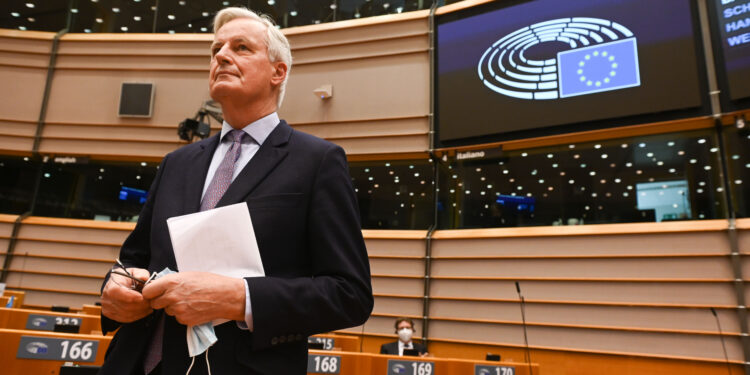 Il premier francese Michel Barnier (foto: Etienne Ansotte via Imagoeconomica)