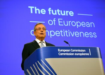 L'ex premier italiano ed ex presidente della Bce, Mario Draghi, presenta il suo rapporto sul futuro della competitività europea alla Commissione europea a Bruxelles, il 9 settembre 2024 (foto: Nicolas Tucat via Afp)