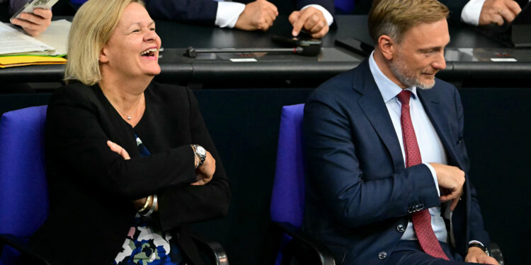 La ministra degli Interni tedesca, Nancy Faeser (Spd), e il titolare delle Finanze, Christian Lindner (Fdp) (foto: Tobias Schwarz via Afp)