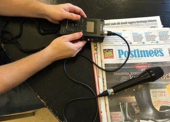 [foto: Tools of radiojournalist: recorder and microphone, Wikimedia Commons. Credits: Creative Commons Attribution-Share Alike 4.0]