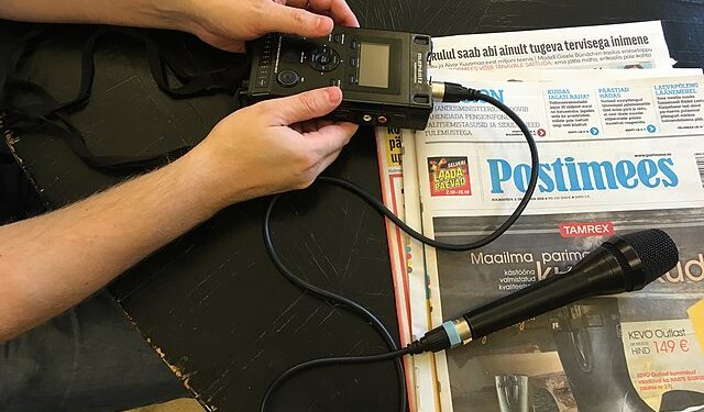 [foto: Tools of radiojournalist: recorder and microphone, Wikimedia Commons. Credits: Creative Commons Attribution-Share Alike 4.0]