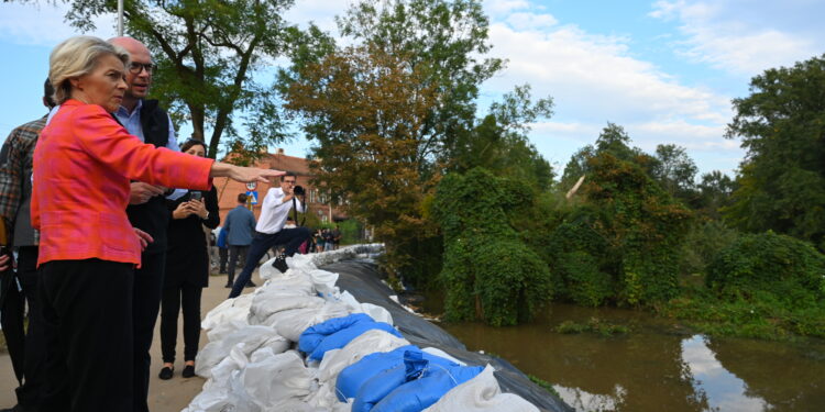 La presidente della Commissione Ue, Ursula von der Leyen, a Wrocław, in Polonia nei luoghi colpiti dall'alluvione - Foto EC - Audiovisual Service