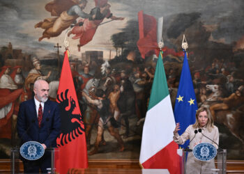 Il primo ministro albanese, Edi Rama, e la presidente del Consiglio italiana, Giorgia Meloni (foto: Tiziana Fabi via Afp)