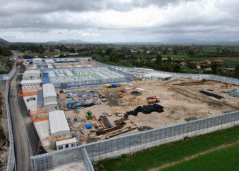 Centro di rimpatrio in Albania costruito dall'Italia (Photo by Adnan Beci / AFP)