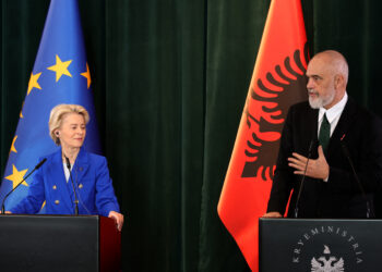 La presidente della Commissione europea Ursula von der Leyen e il premier albanese Edi Rama a Tirana il 23 ottobre 2024 (foto: Adnan Beci via Afp)