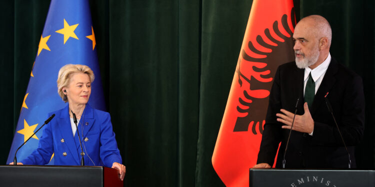 La presidente della Commissione europea Ursula von der Leyen e il premier albanese Edi Rama a Tirana il 23 ottobre 2024 (foto: Adnan Beci via Afp)