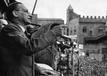 L'allora presidente del Consiglio italiano, Alcide De Gasperi, durante un comizio a Bologna nel giugno 1951 (foto: Democrazia cristiana via Wikimedia Commons)