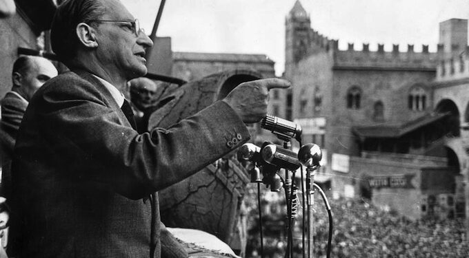 L'allora presidente del Consiglio italiano, Alcide De Gasperi, durante un comizio a Bologna nel giugno 1951 (foto: Democrazia cristiana via Wikimedia Commons)