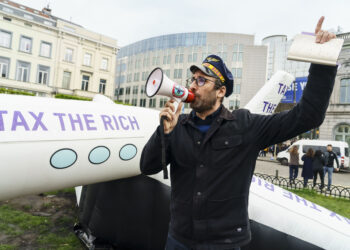 Foto di Oxfam - Manifestazione davanti al Parlamento europeo ad aprile 2024 - Jade Tenwick