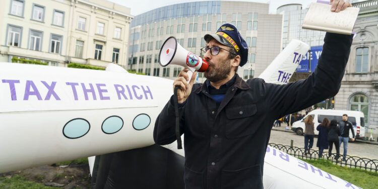 Foto di Oxfam - Manifestazione davanti al Parlamento europeo ad aprile 2024 - Jade Tenwick