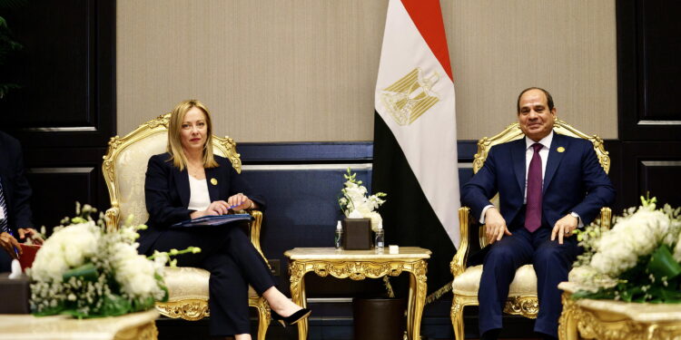 La presidente del Consiglio, Giorgia Meloni, con il presidente della Repubblica Araba d’Egitto, Abdel Fattah al-Sisi nel 2022. (Imagoeconomica)