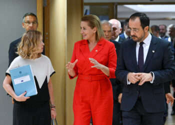 La presidente del Consiglio, Giorgia Meloni (a sinistra) con i leader di Danimarca e Cipro in un momento che precede i lavori del vertice dei capi di Stato e di governo dell'Ue [Bruxelles, 17 ottobre 2024. Foto: European Council]